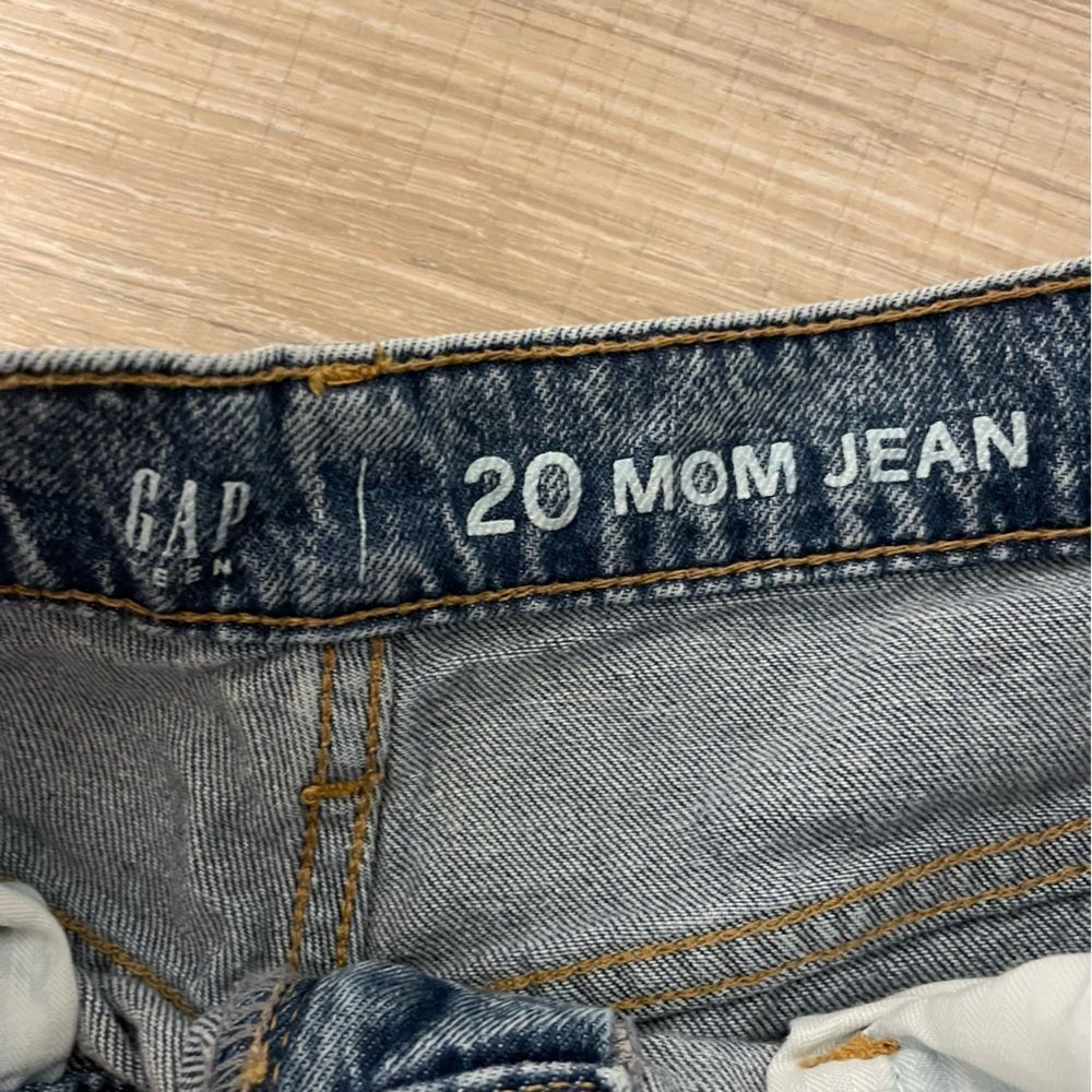 Gap Teen Mom Mid-Rise Light Wash Denim Jeans - Picture 3 of 6